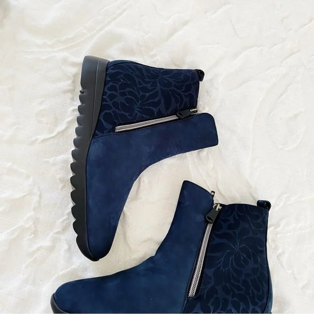 Munro Ashcroft Blue Nubuck Booties Size 8.5 New